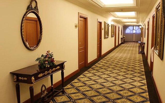 Golden Hotel