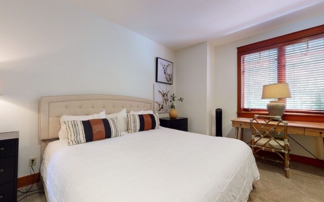 Timbers 6 Updated and Pet-Friendly, Private Jacuzzi, Private Garage by RedAwning