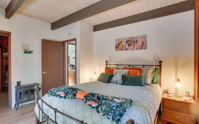 Cabin w/ Deck, Fire Pit & Big Bear Lake Access!