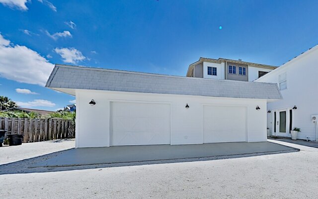 New Listing! The Beach House - Gulf-front Haven 4 Bedroom Home