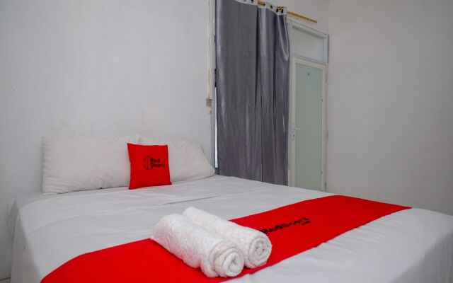 RedDoorz near De La Salle Manado