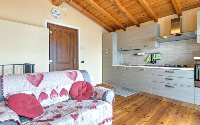 Modern Holiday Home with Swimming Pool in Gravedona