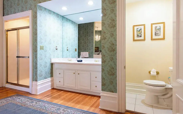 DuPont Mansion Bed & Breakfast