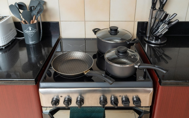 Whitesage - Magnificent Waterfront Apt, Steps From the Beach