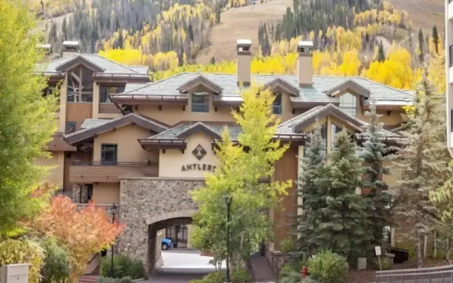 4 Bedroom Antlers Vacation Rental With Incredible Slopeside Views and Just a Short Walk to Gondola and Lionshead Village