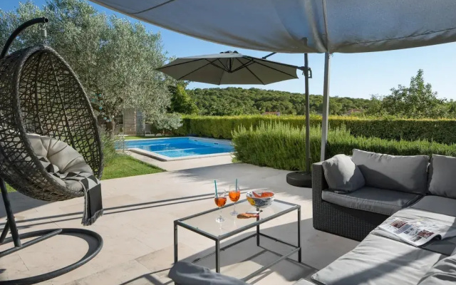 Art Villa Sis with Private Pool