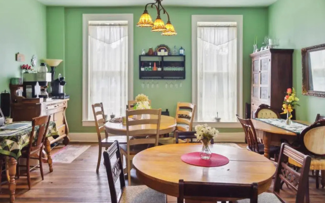 Main Street Bed & Breakfast Established in 1810