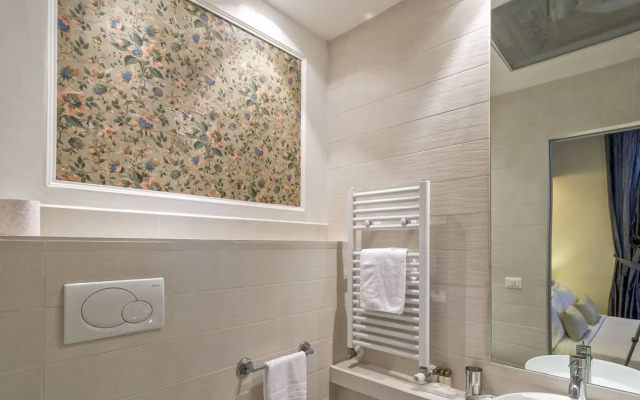 Little Queen Suite