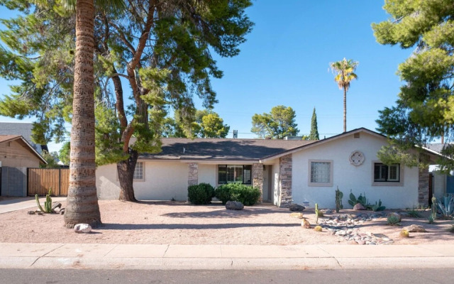 Scottsdale 4BD Modern Home w/ Sparkling Pool!