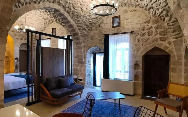 Tugmaner Small House Ajar