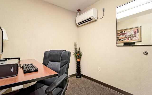 HomeTowne Studios & Suites by Red Roof Bentonville