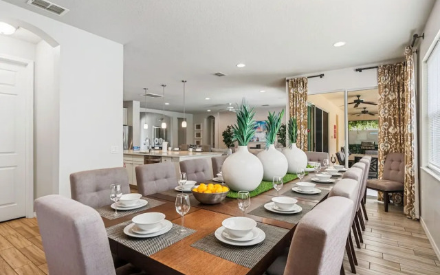 Spacious Home w/ Private Pool/spa! Sleeps 21