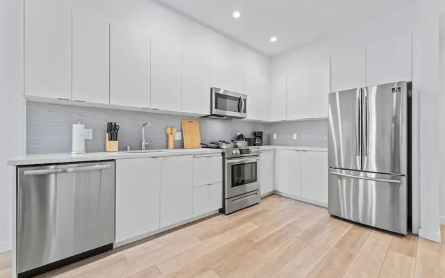Stylish LA Studio Prime Location