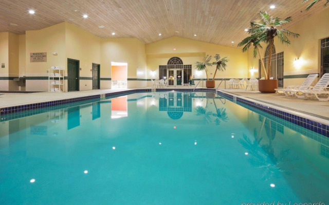 Country Inn & Suites by Radisson, Appleton Airport - Fox River Mall Area