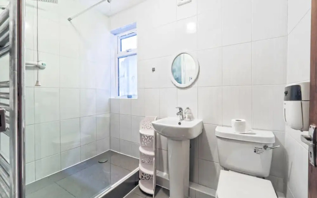 Stunning Riverside 1-bed Apartment in North London