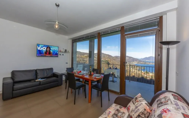 Sole di Meina Pool and Lake View