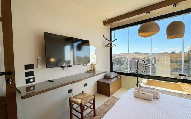 The 2 BDR Pyramids Vista w/ Bathtub
