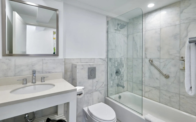R Hotel Kingston
