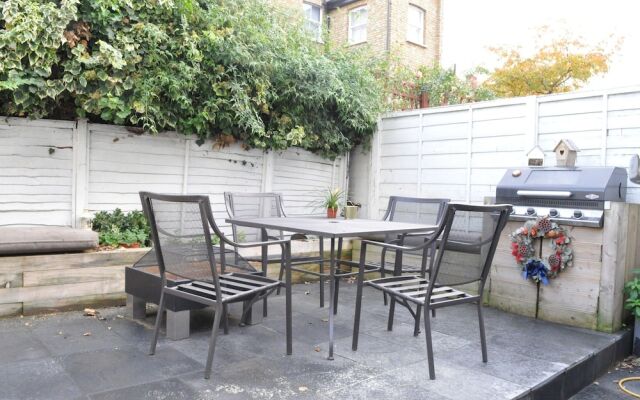 Modern 2 Bedroom House With Patio in Battersea