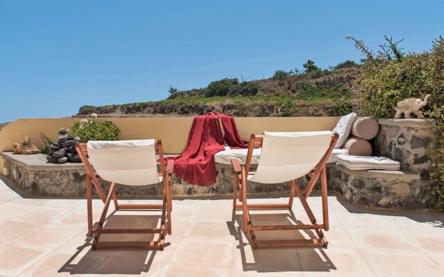 Real Santorini Cave House far From the Crowds