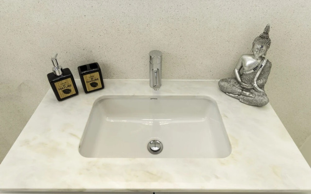 Guest H4U Bonjardim Pop Art City Center