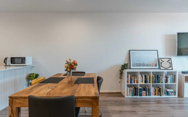 Lonsdale St 1-bed Unit With Study Area and Parking – Guest Rooms – Braddon