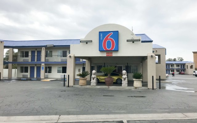 Motel 6 Visalia, CA