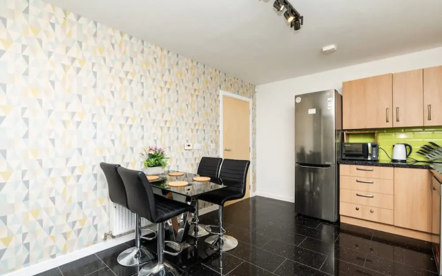 3 Bedroom House - Free Parking