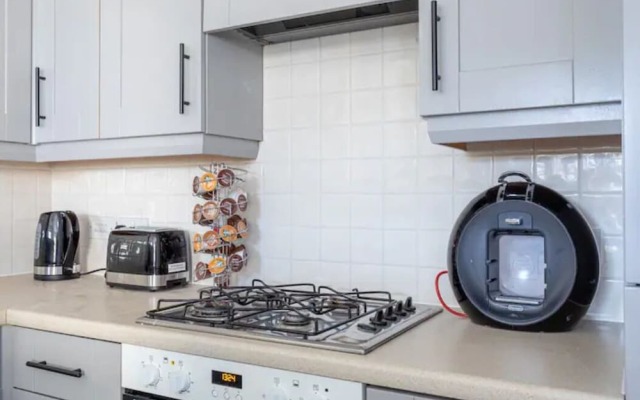 Spacious 3 Bedroom Apt With Parking