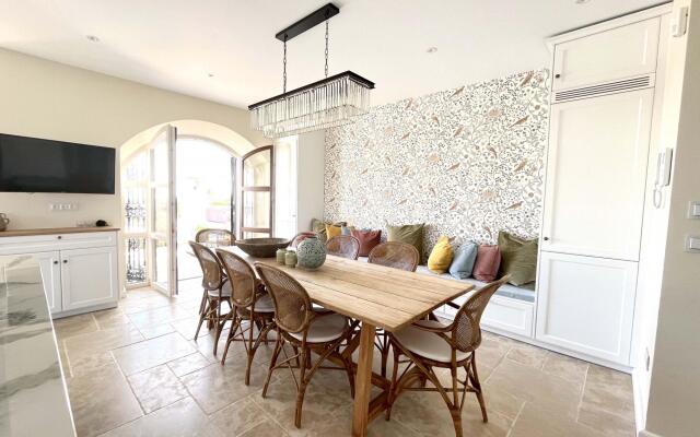 18024 - Superb Villa Near Beach With Heated Pool