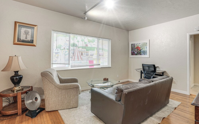 Walkable Dtwn Oakland Apt w/ Shared Rooftop!