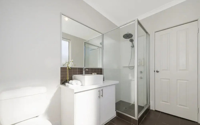 Stylish 3-bed Townhouse With Courtyard & BBQ