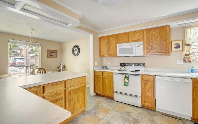 Ideally Located Westminster Home - Sleeps 13