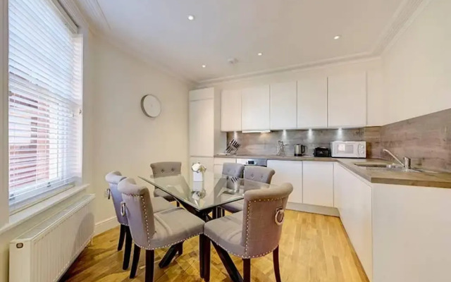Bright Three Bedroom Apartment in Hammersmith, London