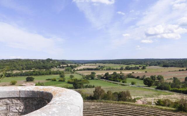 Nice Holiday Home With Private Terrace, Arpaillargues-et-aureillac