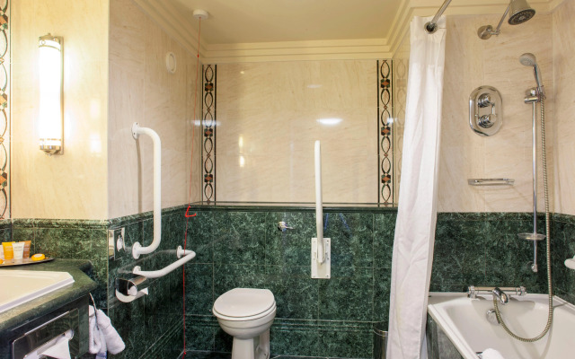 Crowne Plaza Liverpool - John Lennon Airport by IHG