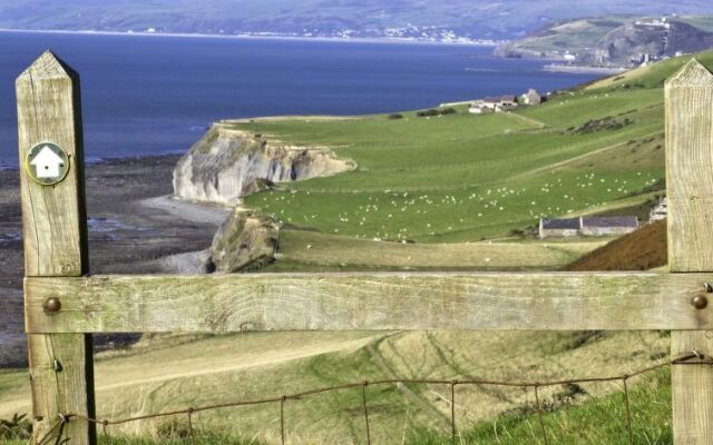 Holiday Home Cae Cwpwl