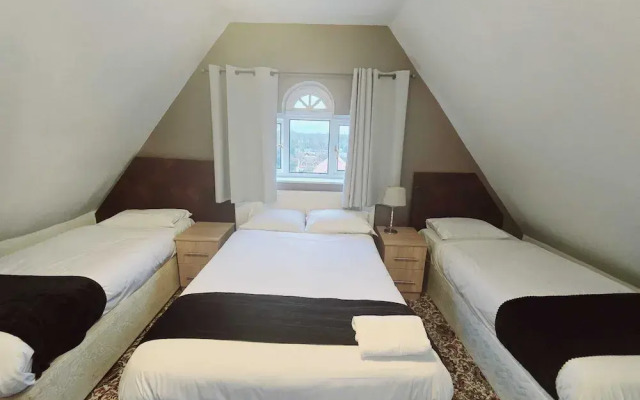 OYO Kingswood Hotel