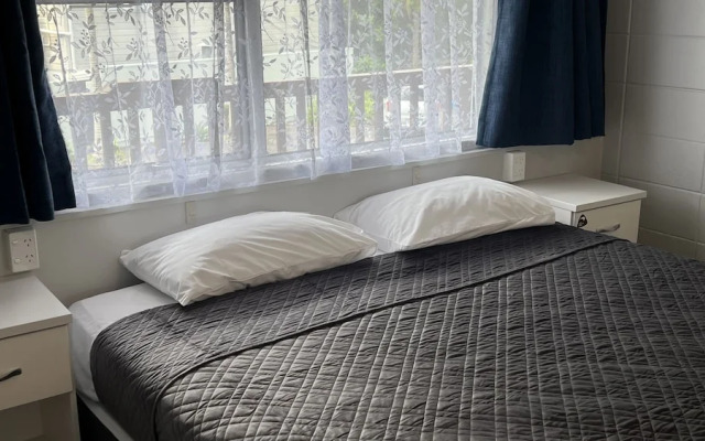 Aaron Court Motel