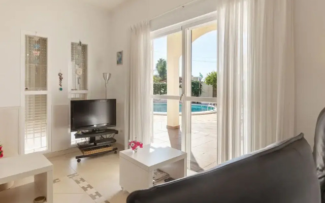 Detached Villa With a Large Private Swimming Pool