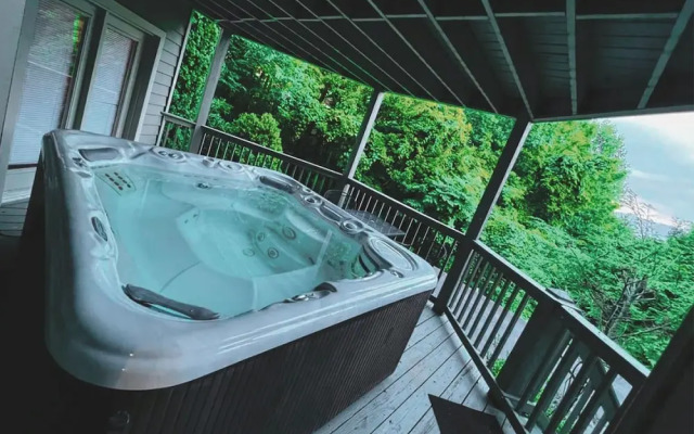 Tree Tops by HoneyBear Cabins