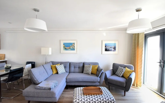 3 Grove Mews