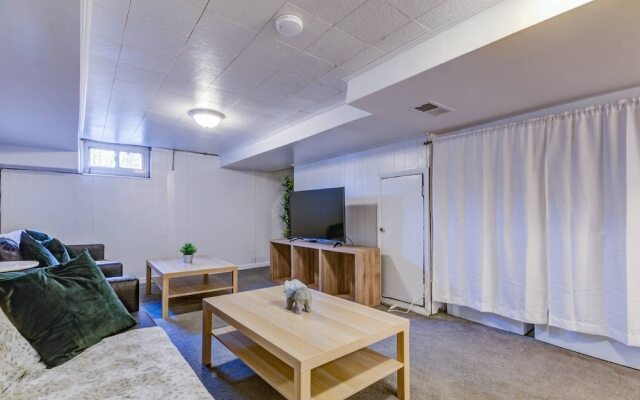 Modern Townhouse w/ Pool Table by Cozysuites