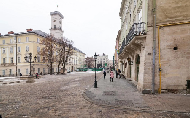 FRIENDS HOUSE on SQUARE RYNOK