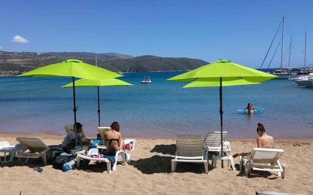 Thano's Stylish Flat, Just 150m To The Beach