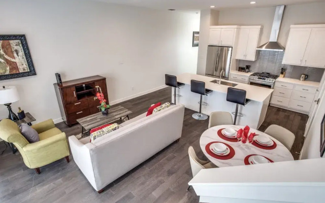 Upscale 2 bedroom Dallas TownHome