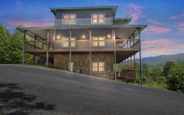 Heavenly Views - Amazing Mountain Views 8 Bedroom Cabin by RedAwning