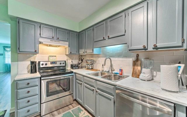 Charming Wilmington Home w/ Screened-in Porch