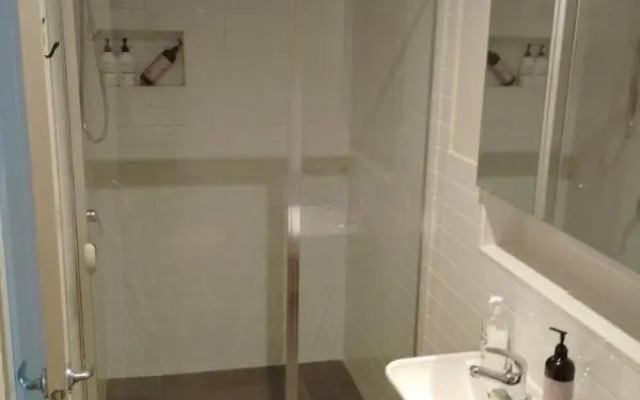 Lovely 2 bedroom apartment across from Shepp Lake.