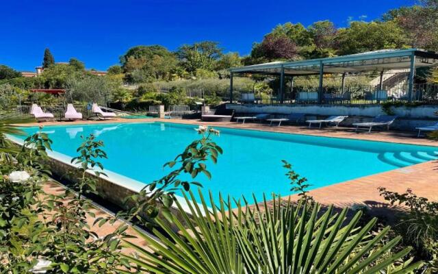 Spoleto-poolside-sleeps-20pool, Jacuzzi, Gardens - Spectacular Grounds